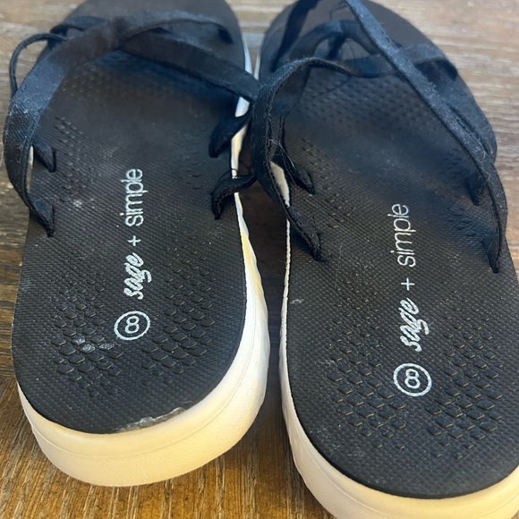 Black Minimalist Sandals with Y-Shaped Straps - Picture 2 of 3